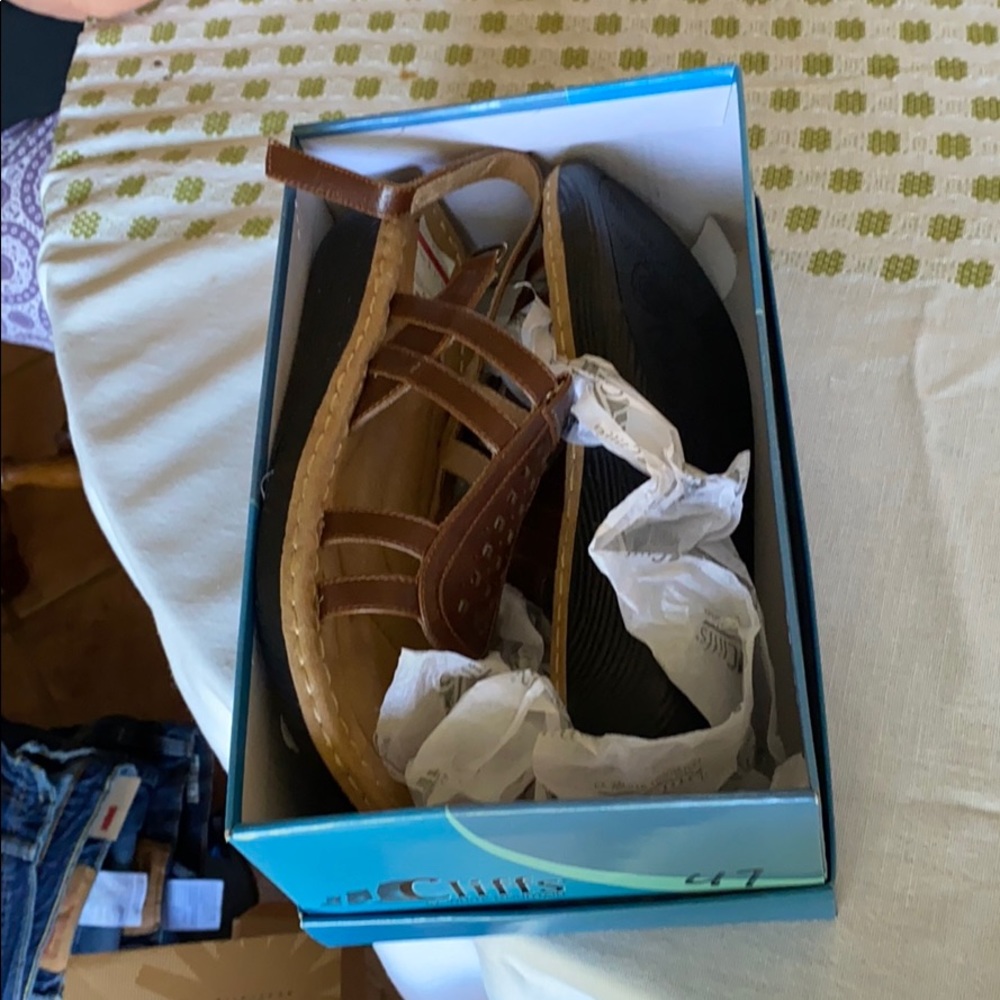 Cliff’s sandals size 10